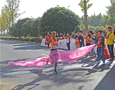 2018杭州國際女子馬拉松開跑 滿滿的”粉紅色”環繞全程