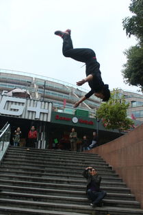 跑酷團忍者裝扮亮相杭州馬拉松