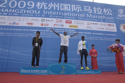 2009杭州馬拉松賽激戰 領獎臺冠軍很豪邁_綜合體.
