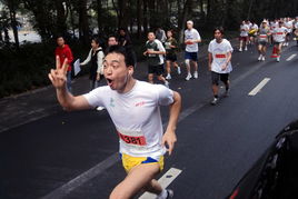 一位興奮的選手在沖刺