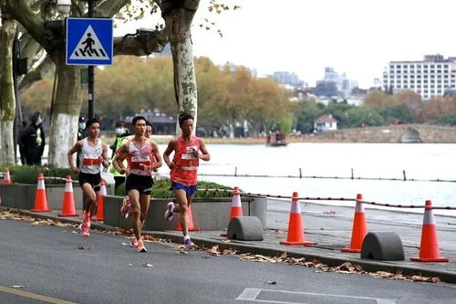 2020杭州馬拉松開跑,粟國雄2小時13分奪男子冠軍,管油勝第二